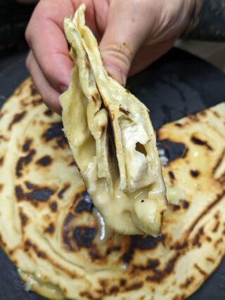 Piada formaggiosa