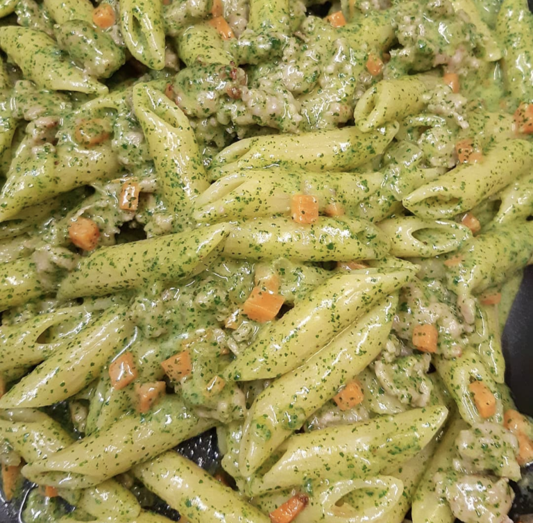 Pasta salsiccia e pesto di sedano