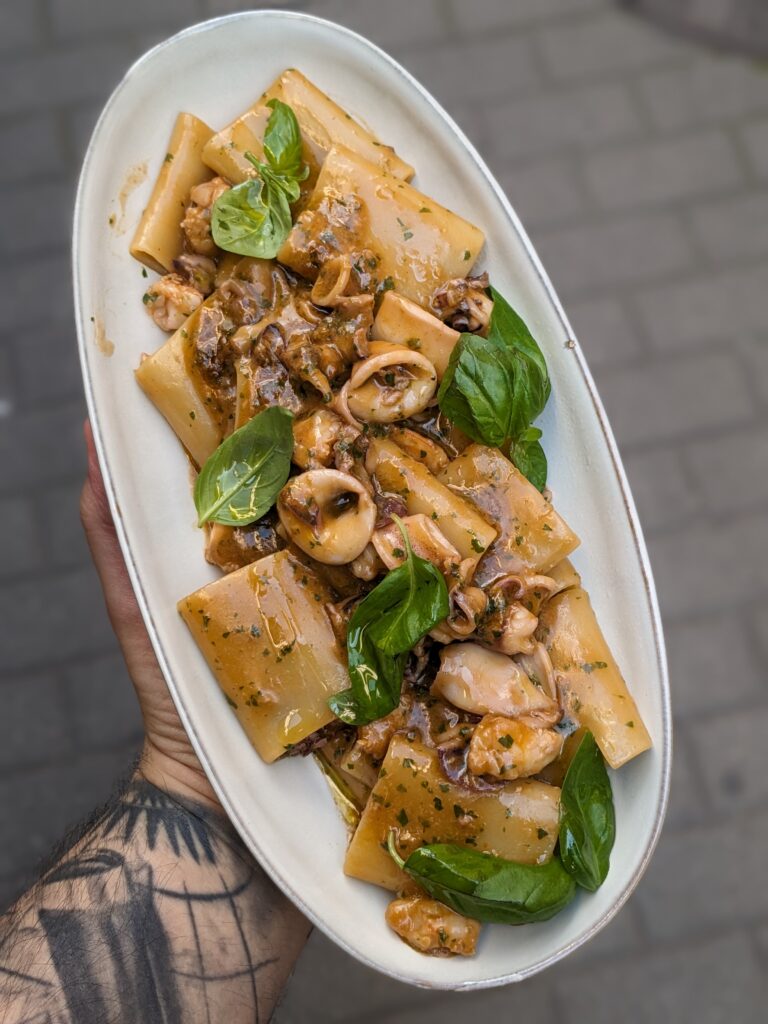 Paccheri rossi con calamari