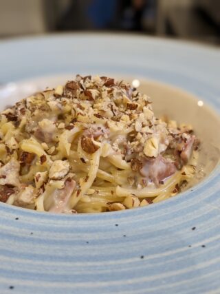 Spaghetti prosciutto crudo e nocciole