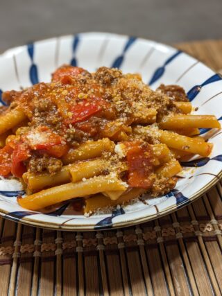 Pasta al ragù bolognese di peperoni